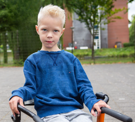 Levon voor de buurtschool waar hij niet naar toe mag